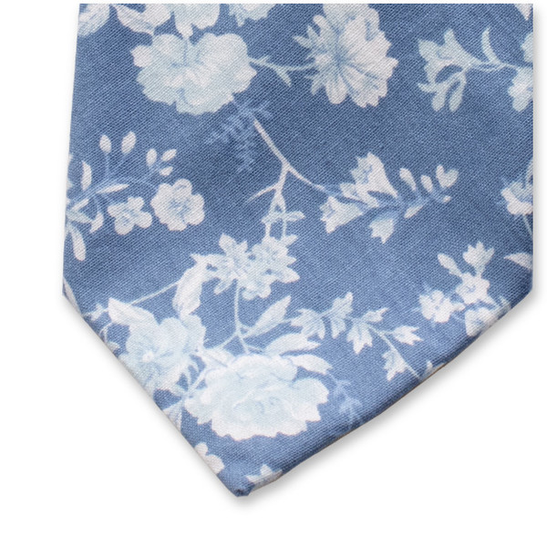 Hellblaue Krawatte mit Blumenmuster (2)