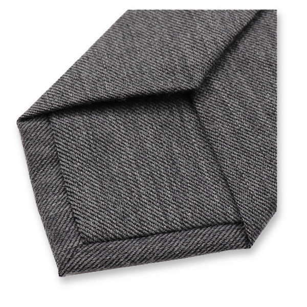 Schmale Krawatte aus Wollstruktur in Dunkelgrau (3)